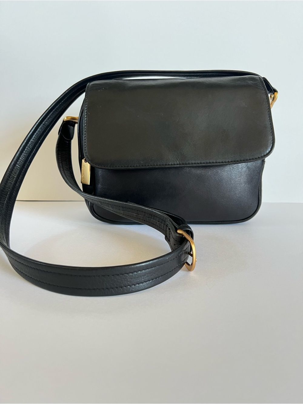 VTG Tignanello Classic Black Smooth Leather Crossbody Bag Quiet Luxury
